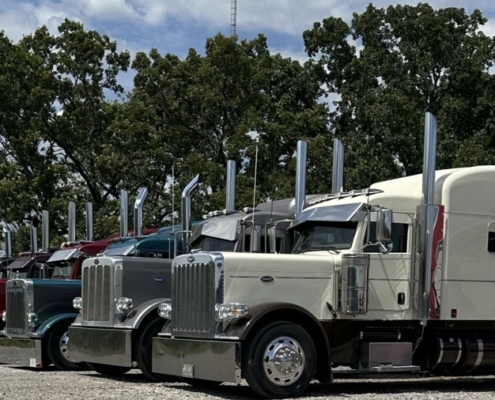 peterbilt trucks lined up